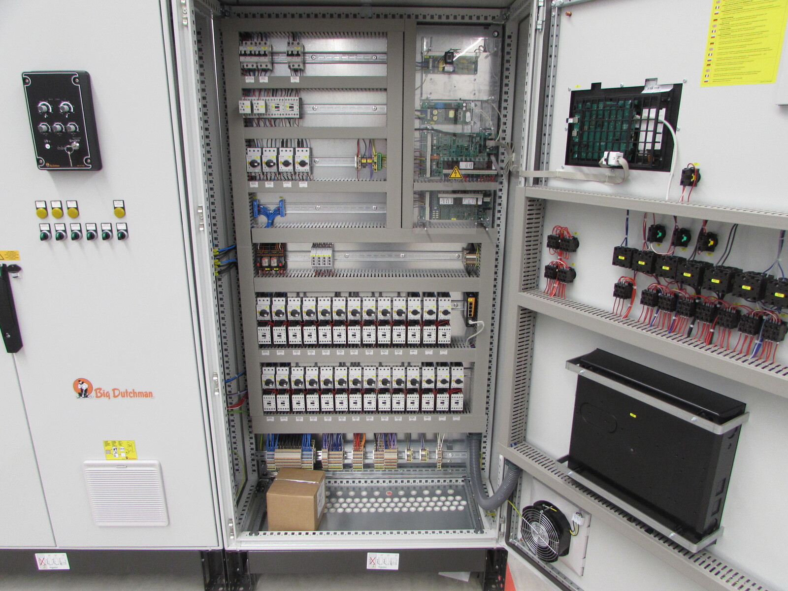 Control cabinet Mateu Pitarch | H1